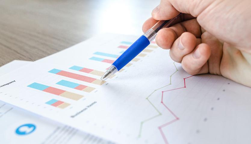 Un homme regarde des statistiques